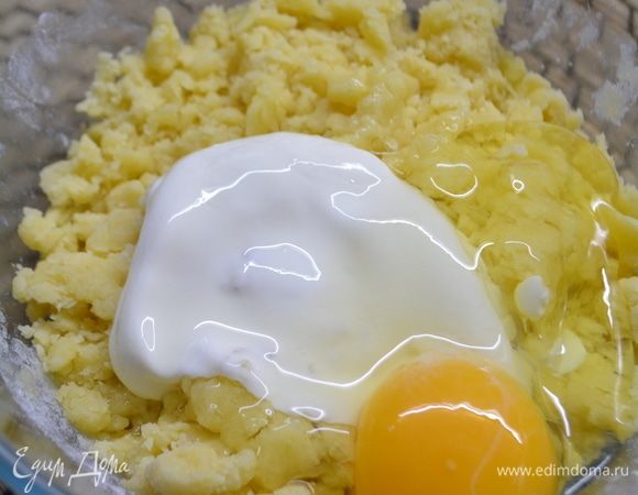 В крошку вбить одно яйцо и добавить ложку сметаны. Быстро вымесить однородное тесто.