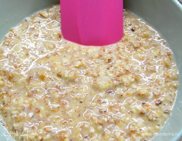 Тем временем измельчить миндаль в блендере, добавить яйца, сахар и муку без горки. Перемешать.