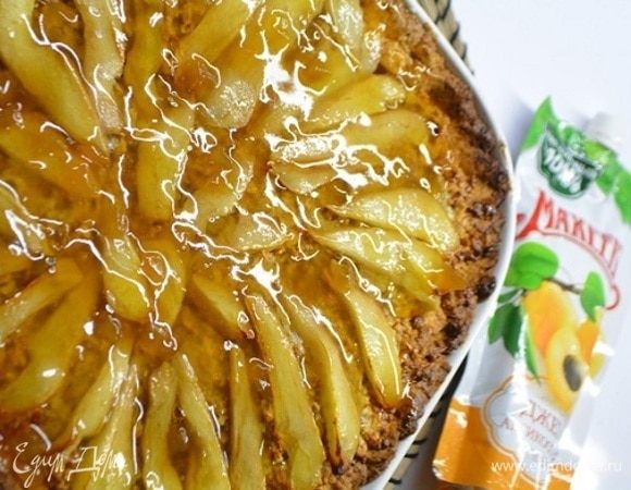 Горячий пирог смазать смесью абрикосового джема ТМ «МахеевЪ» с коньяком.