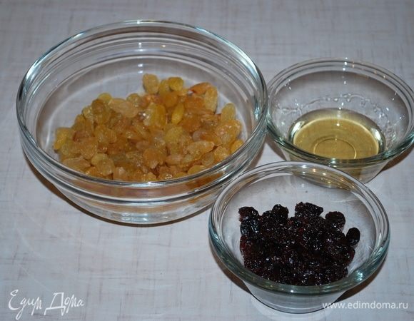 За несколько дней до выпечки штоллена, в роме замочим изюм. Я замочила за три дня. Миндаль зальем кипятком на несколько минут очистим его от кожуры, потом его обжарим.