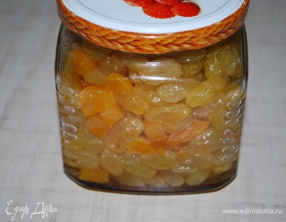 Встряхиваем или перемешиваем изюм в течении трех дней, за это время ром полностью впитается в изюм.