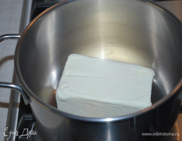Заранее приготовим ароматизированное масло.
Растопим 400 грамм масла.