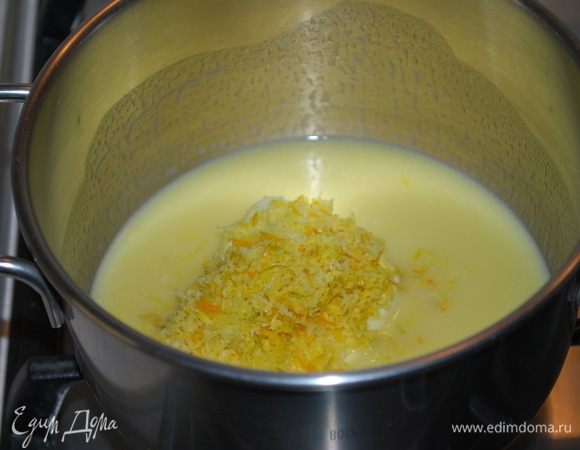 Тщательно вымоем один лимон и один апельсин, и снимем с них цедру с помощью мелкой терки. Добавим цедру в растопленное масло и прогреем вместе в течении нескольких минут.