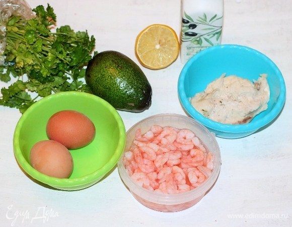 Подготовим ингредиенты для приготовления. Отварить креветки в соленой воде с лавровым листом и перцем. Очистить.
Куриное филе отварить в подсоленной воде с добавлением лаврового листа и перца горошком, мелко порезать.  
Рис отварить и охладить.