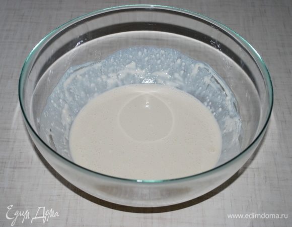 Цукаты ,изюм, масло готовы. Начнем делать штолен: 80 г свежих дрожжей перемешаем с 50 г сахара и добавим 250 г холодных 10% сливок. Добавим 150 г муки из общего количества муки. Оставим подниматься опару, она увеличится примерно в два раза.