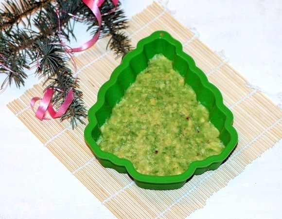 Собираем салат перед подачей на стол. Я формировала салат в формочке. Первым слоем кладем авокадо.
