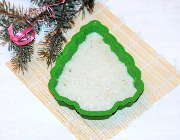 Вторым слоем кладем рис, немного сбрызнем соусом.
