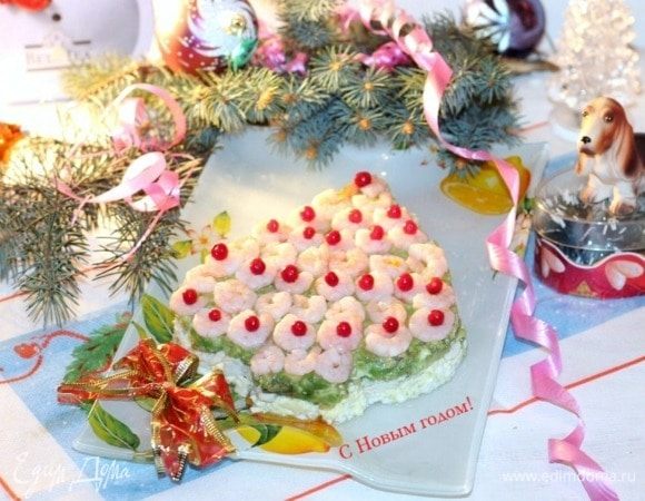 Переворачиваем салат на сервировочное блюдо. Сверху кладем креветки.