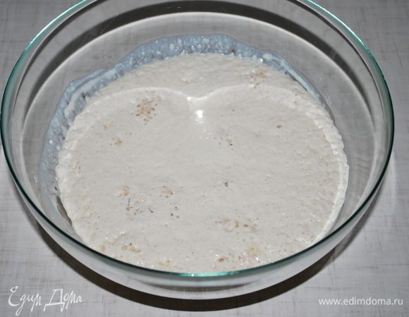 Опара увеличилась примерно в два раза. Добавляем в опару 1 столовую ложку жидкого меда и 1/3 часть ароматизированного мягкого масла и всю муку.