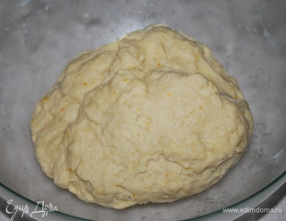 Замешиваем тесто, тесто получается плотным.