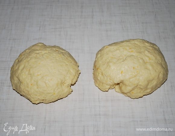 Разделим тесто на две части.