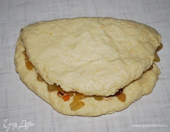 Сложим тесто и перемешаем равномерно цукаты, орехи и изюм с тестом.