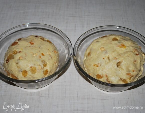 Тесто закроем пленкой и дадим ему подняться.