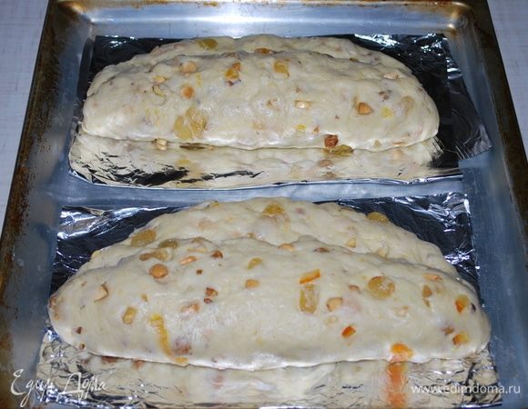 Формируем штоллен и переносим на противень на фольгу. За счет фольги штоллен не сильно румянится снизу. Даем штоллену отдохнуть 30 минут. И выпекаем штоллены в разогретой духовке 40-50 минут при температуре 170°С, проверяя готовность деревянной палочкой.