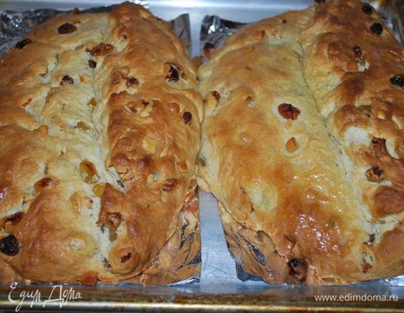 Готовые, горячие штоллены смазываем растопленным маслом.