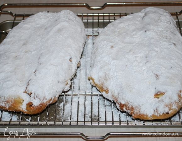 Посыпаем обильно сахарной пудрой и даем полностью остыть на решетке.