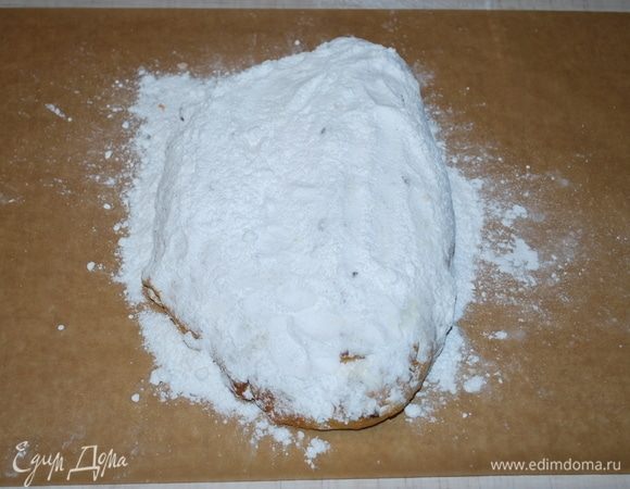 Остывший штоллен заворачиваем в пекарскую бумагу.