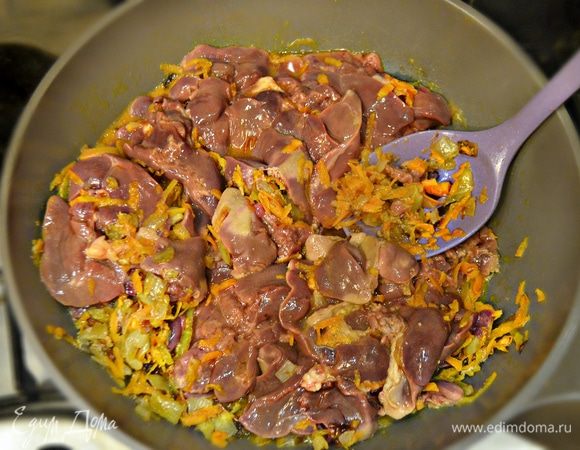 С печени предварительно необходимо срезать желчь, если такова имеется, хорошо промыть и выдержать в холодной воде 15–20 мин. Затем воду слить и добавить печень к овощам. Потушите до готовности, периодически перемешивая, для равномерной обжарки печени. Вам потребуется около 10 мин. Посолите, приправьте свежемолотым перцем и перемешайте.