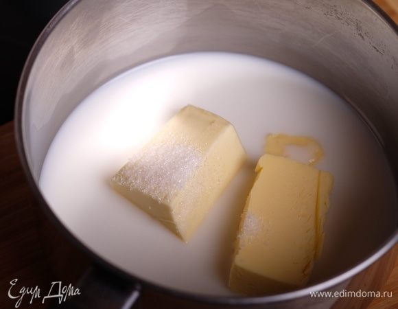 Соединить в сотейнике молоко, воду, сливочное масло, соль и сахар, довести до кипения (сливочное мало должно раствориться).

