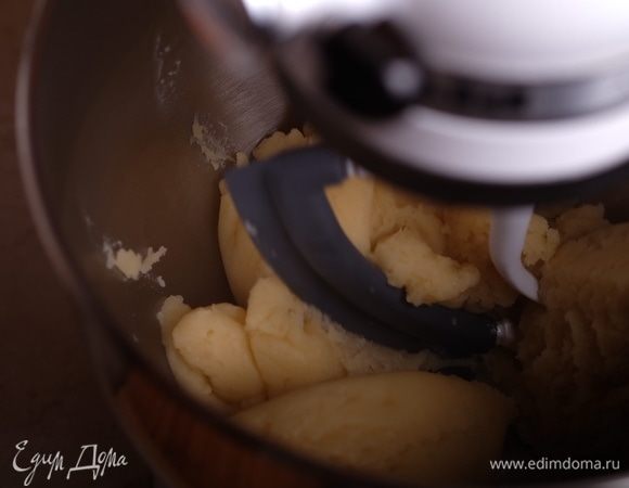 Сотейник снять с огня, переложить в чашу миксера и при медленном перемешивании насадкой «весло» довести температуру теста до 60°С.