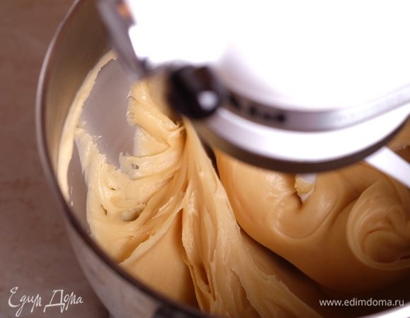 Далее в три приема добавить яйца. Добавили — перемешали, снова добавили — перемешали.