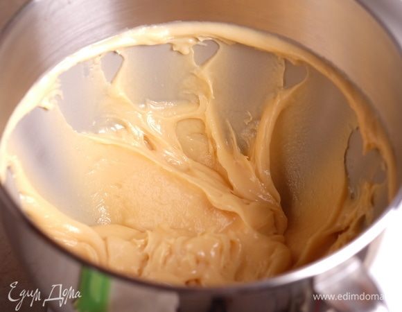 В итоге получается идеальное однородное глянцевое заварное тесто. Температура теста перед отсаживаем должно быть 30°С.