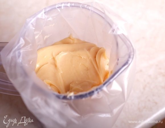 Переложить тесто в кондитерский мешок с насадкой открытая звезда размером 12-13 мм. У меня на момент выпечки эклеров не было этого размера и я использовала размер 10 мм, в итоге эклеры получились тонковаты. Найдите насадку указанного диаметра, если хотите получить идеальные эклеры