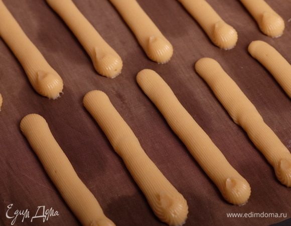 Отсадить эклеры длиной 13-14 см и поставить в морозилку. Да, эклеровые заготовки нужно заморозить!
