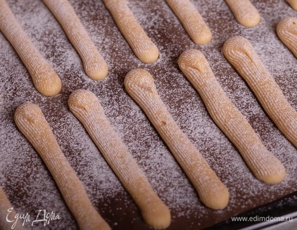 Когда решили печь эклеры, разогреваем духовку до 190°С. Достаем из морозилки поднос с замороженными эклерами и сверху слегка присыпаем их мукой.