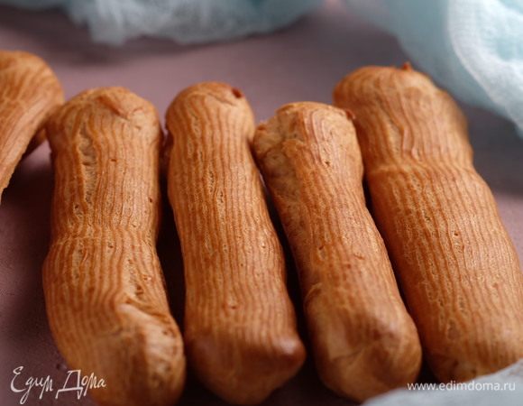 Как только поставили противень с эклерами в духовку, переставить температуру духовки на 180°С. Выпекать 18 минут. За это время эклеры заметно увеличатся в размере и начнут румяниться. Через указанное время переставить температуру духовки на 155-160°С и досушить эклеры 25-30 минут. В итоге должны получиться румяные эклеры с полой серединкой. До идеальной формы мне еще далеко, но я буду дальше тренироваться. :)