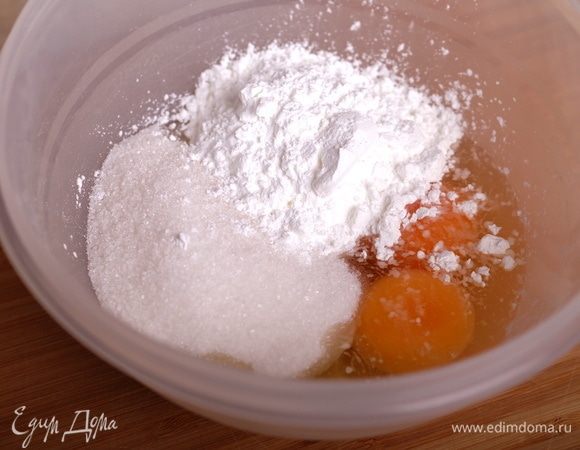 Начинить остывшие эклеры кремом. Я приготовила крем Дипломат. Яйца соединить с сахаром и крахмалом.