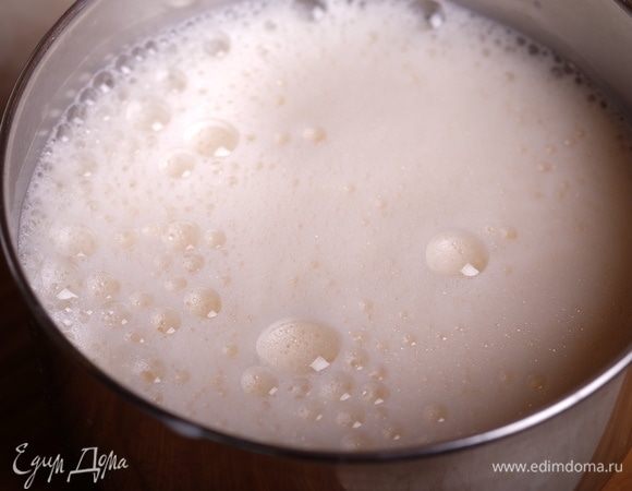 Довести до кипения молоко и влить его тонкой струйкой во взбивающуюся яичную смесь.