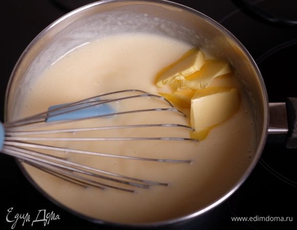 Вернуть крем в сотейник и варить его на медленном огне до загустения (2-3 минуты после появления пузырей). Снять крем с огня и добавить частями сливочное масло, каждый раз хорошо перемешивая венчиком.