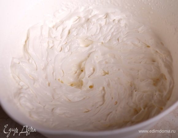 Взбить сливки до крепкой пены.