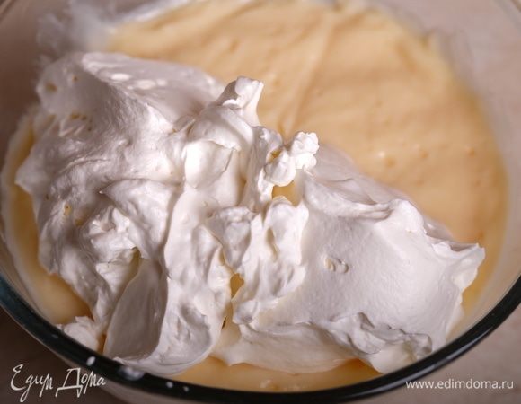 Соединить заварной крем и взбитые сливки.