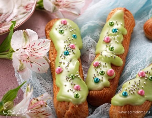 Начинить им эклеры и подавать немедленно! Я украсила эклеры кондитерской глазурью и сахарными бусинами.