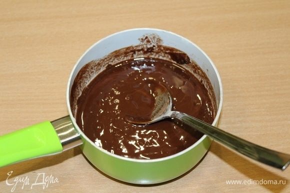 Растопить шоколад со сливочным маслом. Остудить.