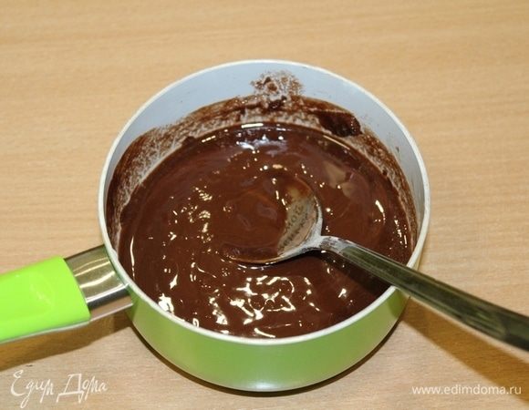 Растопить шоколад со сливочным маслом. Остудить.