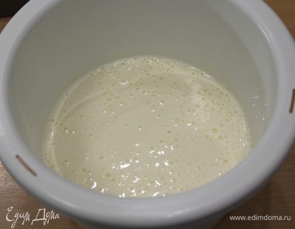 Яйца взбить с сахаром, до пышной массы, около 5 минут.