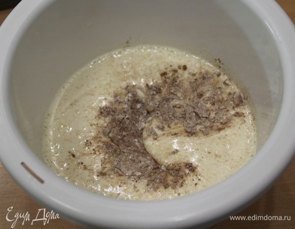 В яичную смесь за пару приемов добавить мучную смесь.