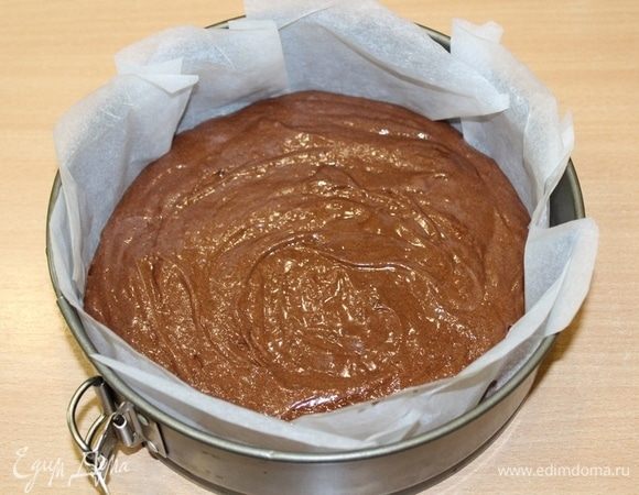 Выложить тесто в форму 20-22 см, застеленную бумагой.