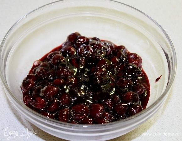 Остудить вишню.