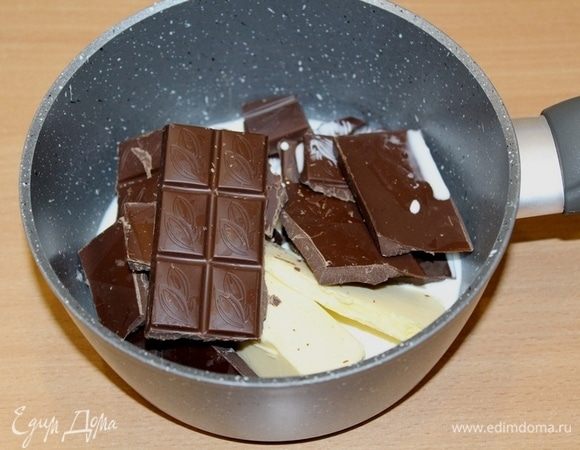 Для мусса растопить шоколад со сливочным маслом, 40 мл сливок.