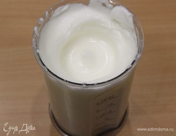 Разделите желтки и белки. Белки взбить до мягких пиков, добавить половину сахара, и взбить до твердых пиков.