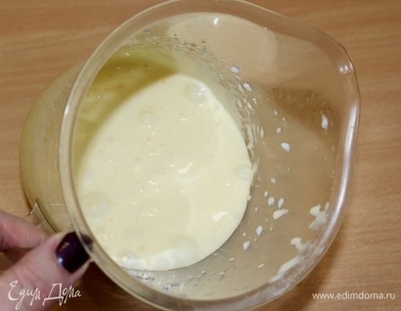 Желтки взбить с остальным сахаром и ванилью.