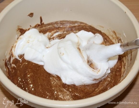 Растопленный шоколад соедините с взбитыми желтками, добавьте растопленный желатин в 2 ст. л. воды. Ввести часть взбитых белков, аккуратно перемешайте и введите остальной белок.