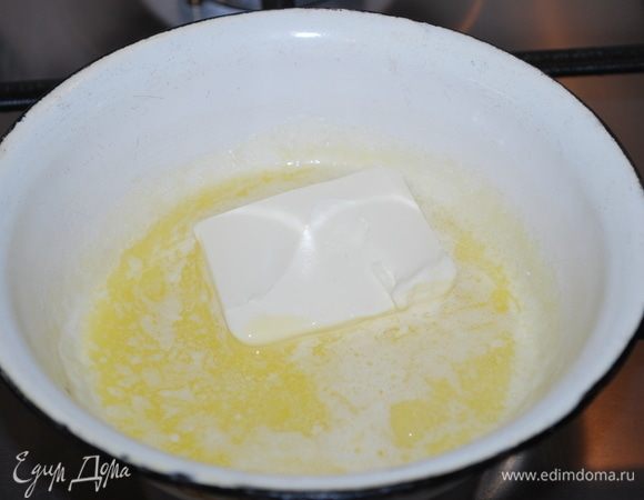 Растапливаем 100 грамм сливочного масла. Пока будем делать тесто, масло остынет.