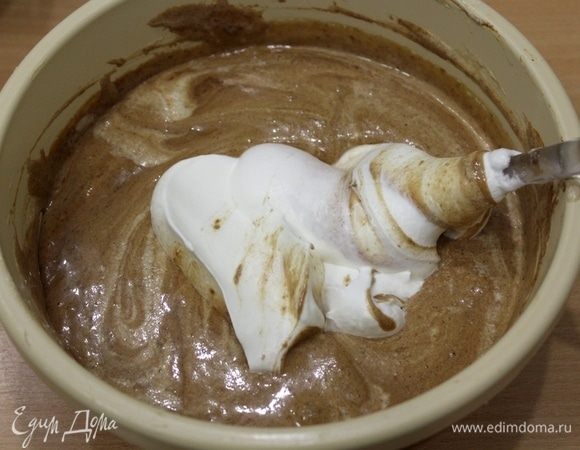 Соединить сливки с шоколадно-яичной смесью. Поставить в холодильник на 30 минут.