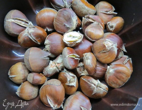 Через 30 минут вынимаем каштаны из духовки, каштаны должны красиво раскрыться. Даем им полностью остыть, затем очищаем от скорлупы и кожуры.