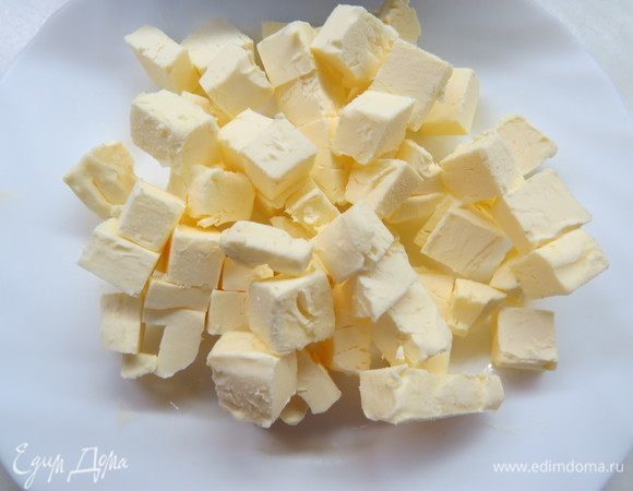 Приступаем к приготовлению шоколадного песочного теста. Сливочное масло порезать маленькими кубиками и убрать на 10 минут в морозильную камеру.